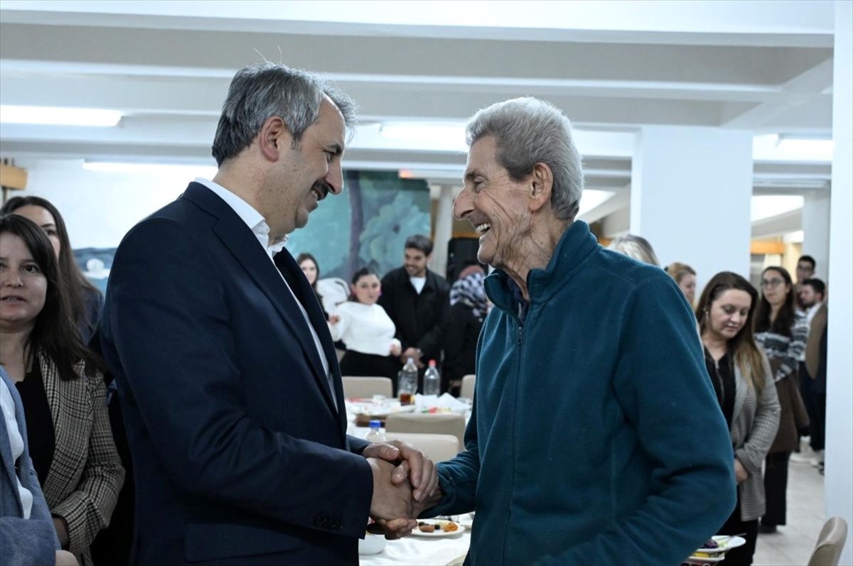 Edirne Valisi Sezer, huzurevi sakinleriyle iftar yaptı
