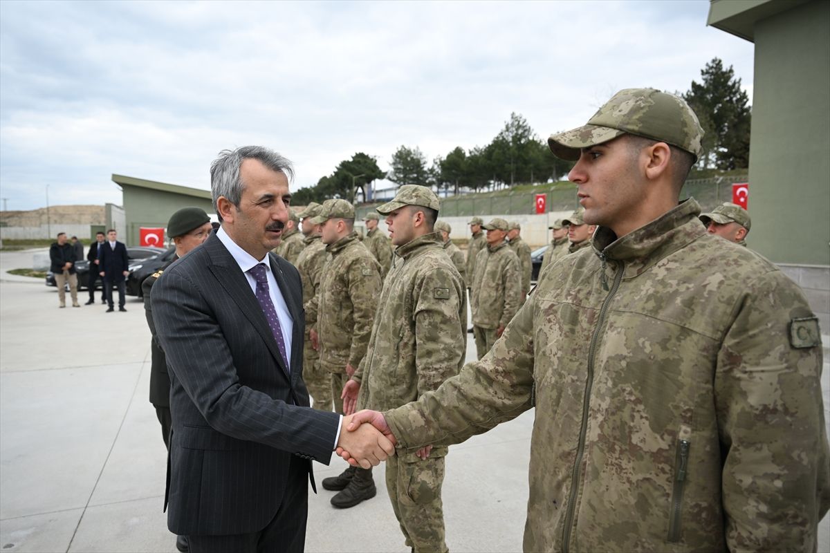 Edirne Valisi Sezer, sınır karakolundaki Mehmetçikle bayramlaştı