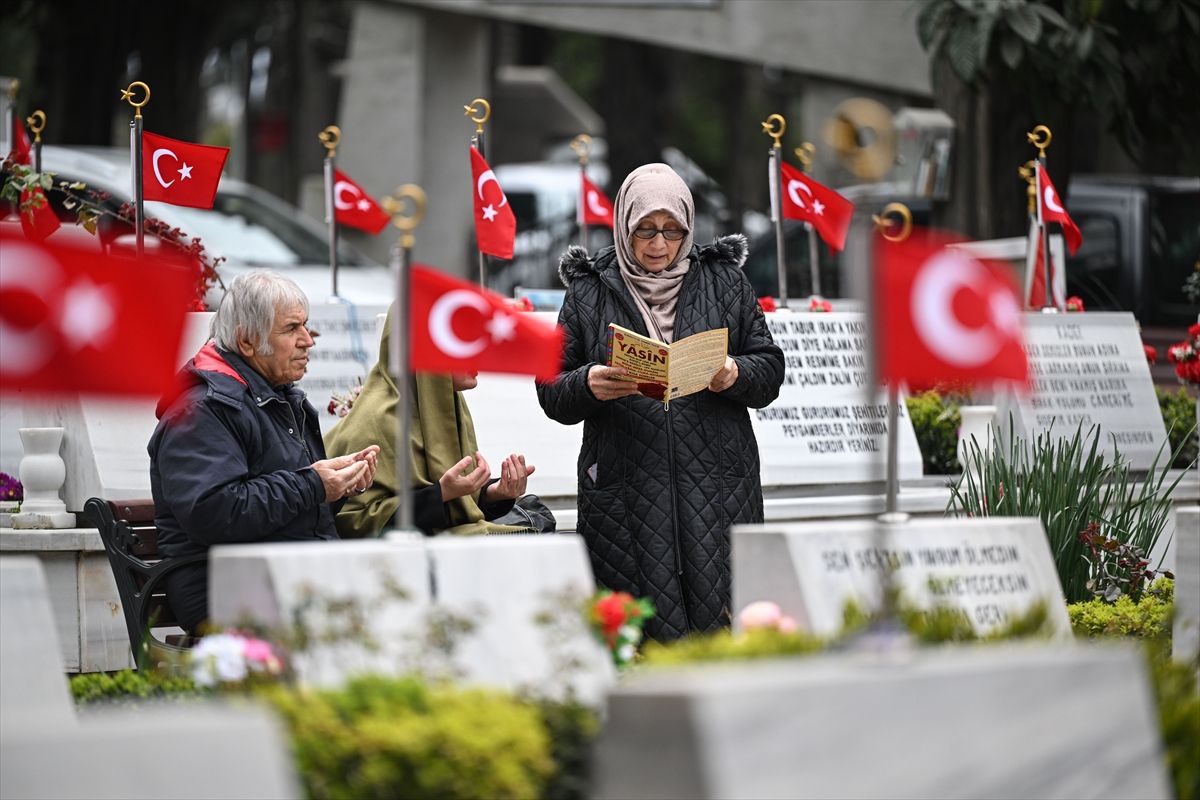 Edirnekapı Şehitliği'nde bayram arifesi yoğunluğu
