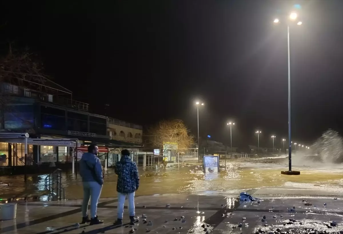 Edremit Körfezi'nde lodos etkili oldu