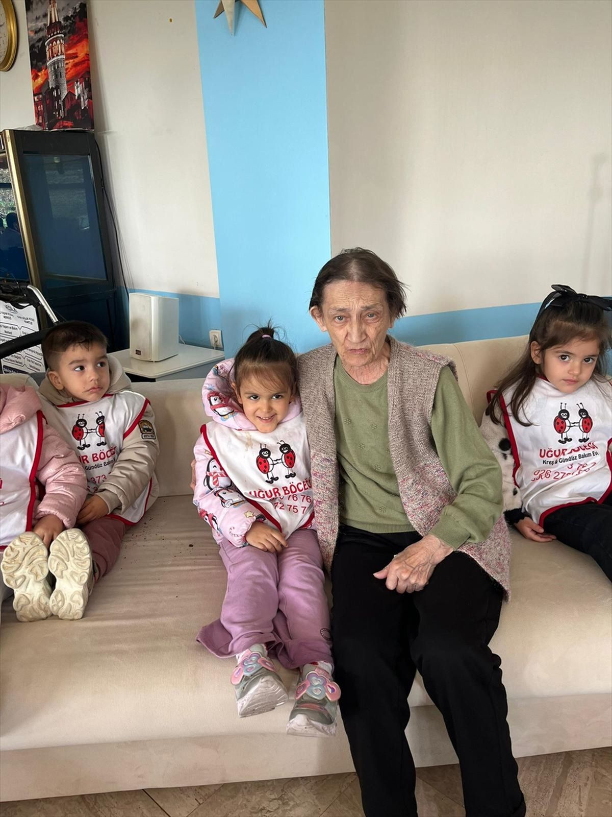 Edremit'te kreş öğrencileri huzur evini ziyaret etti