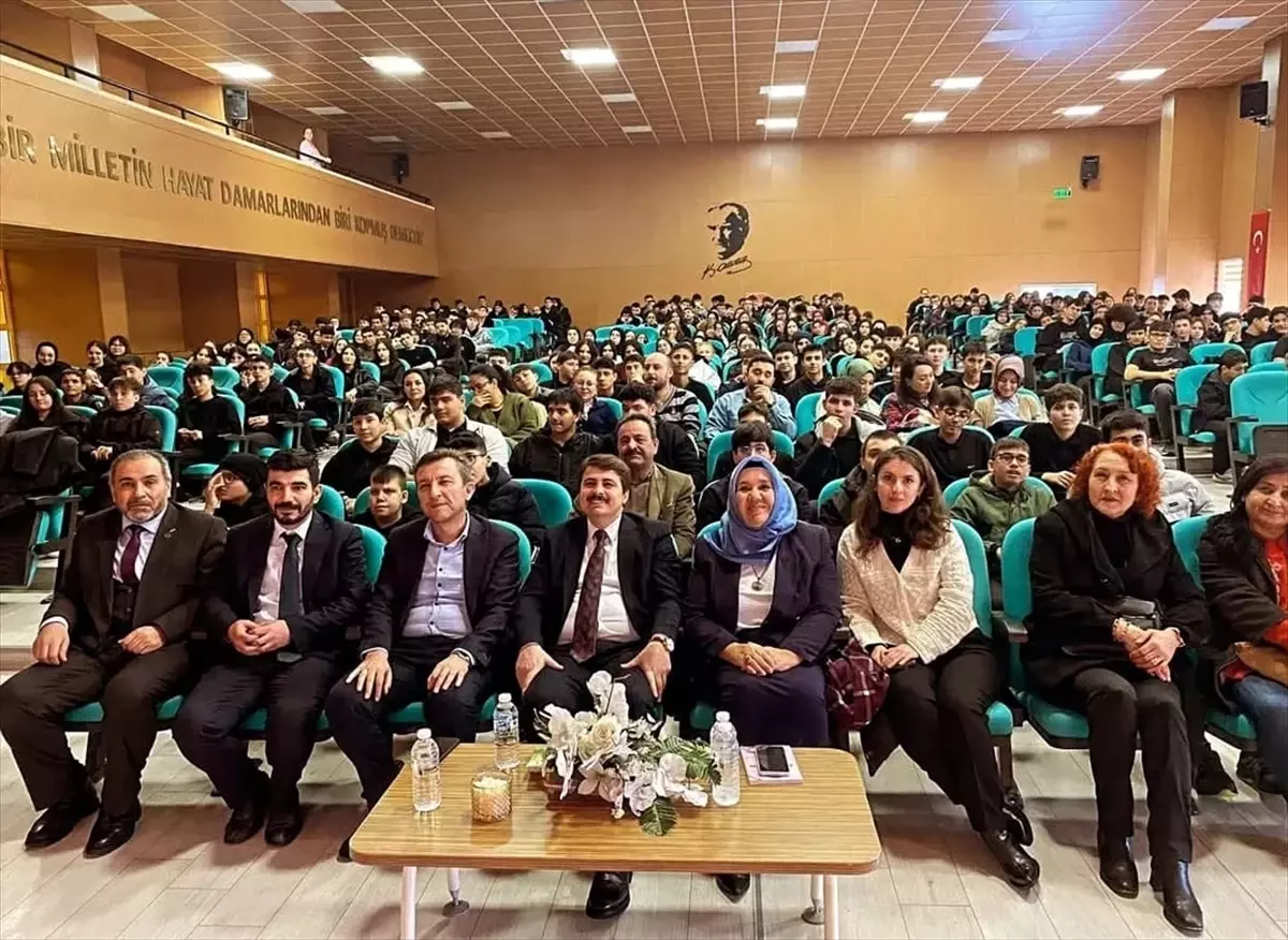 Eğitimci yazar Halit Ertuğrul, Nallıhan'da öğrencilerle buluştu