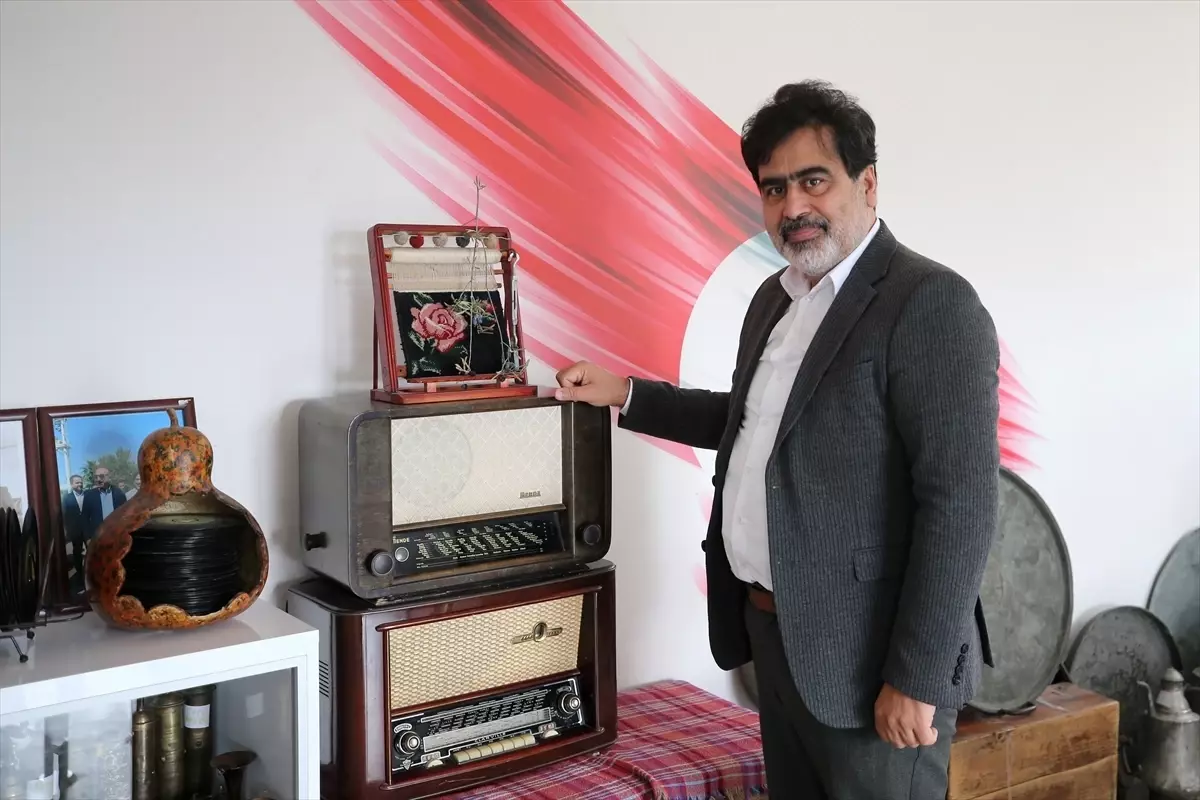 Eğitimcinin çalışır durumdaki nostalji radyoları kültürel hafızayı bugüne taşıyor