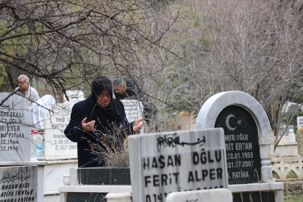 Elazığ'da bayram arifesinde mezarlıklar ziyaret edildi