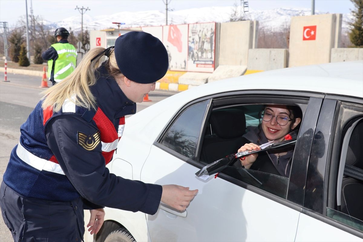 Elazığ'da jandarmadan 8 Mart Dünya Kadınlar Günü dolayısıyla kadınlara çiçek