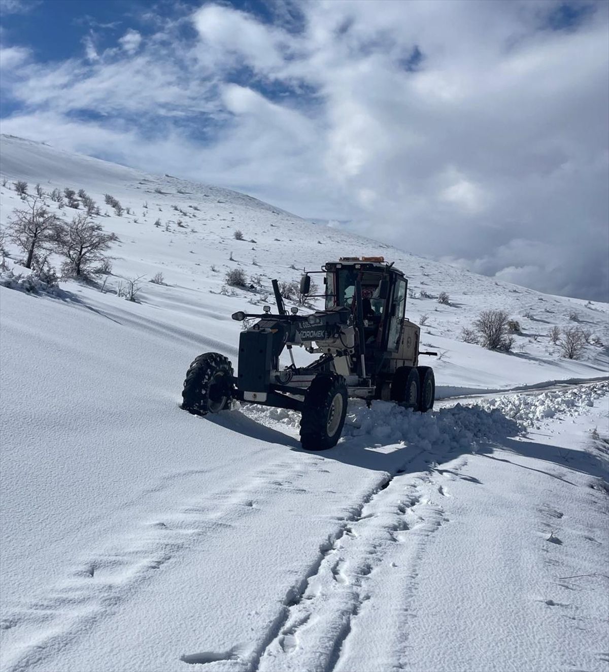 Elazığ'da kardan kapanan 39 köy yolu ulaşıma açıldı
