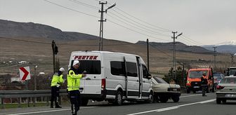 Elazığ'da minibüs ile otomobilin çarpıştığı kazada 4 kişi yaralandı
