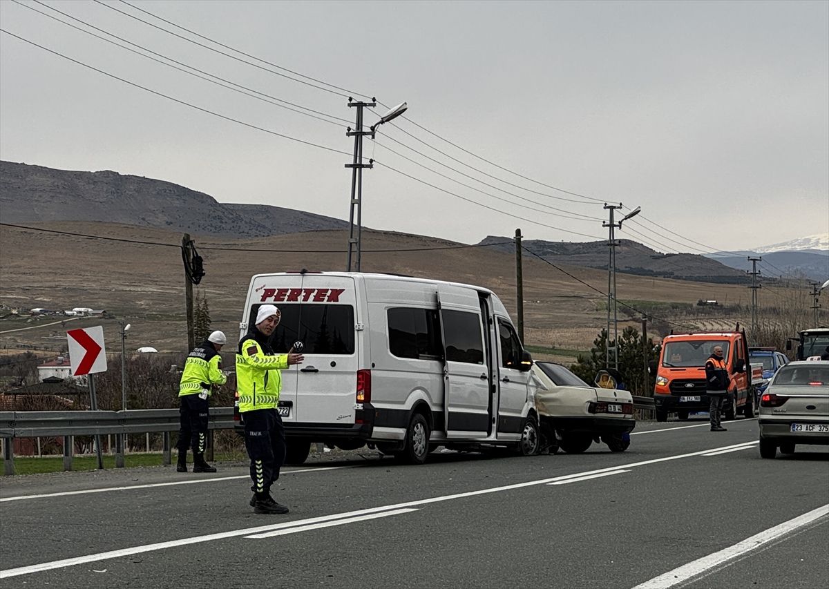 Elazığ'da minibüs ile otomobilin çarpıştığı kazada 4 kişi yaralandı