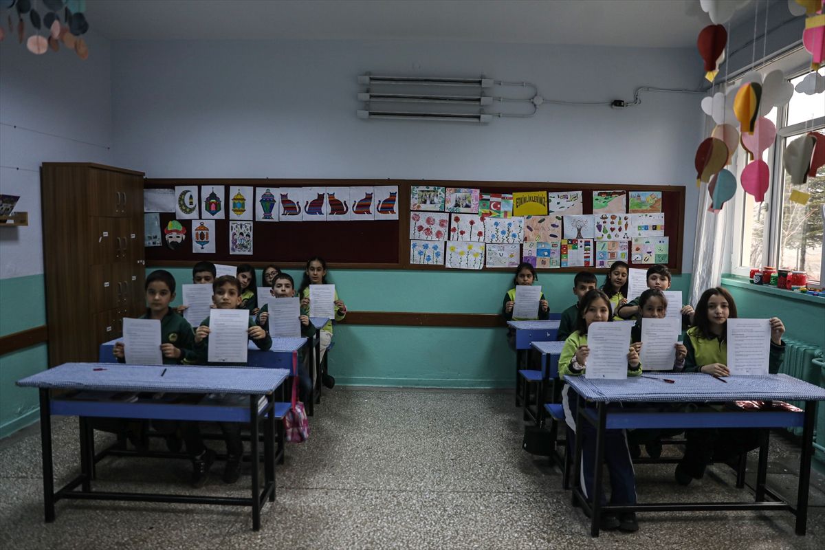 Elazığ'da öğrenciler akran zorbalığına karşı 'dostluk sözleşmesi' imzaladı