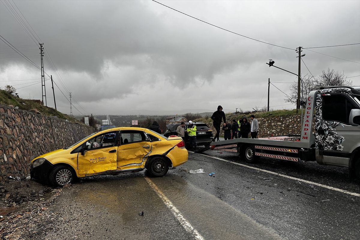 Elazığ'da taksi ile SUV tipi aracın çarpıştığı kazada 2 kişi yaralandı