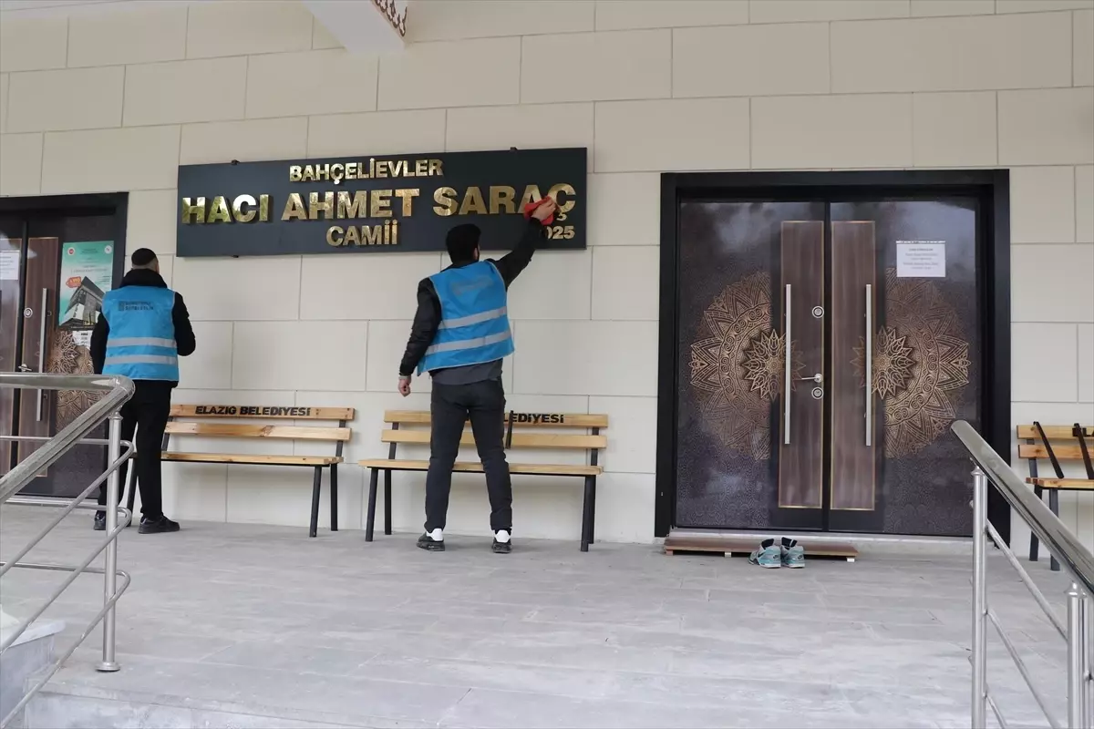 Elazığ'da Yükümlüler Ramazan İçin Camileri Temizliyor