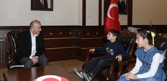 Elazığ Valisi Hatipoğlu, Türk bayrağını yerden kaldıran çocukları makamında ağırladı