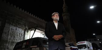 'Elmacı Dede' Şam'daki çocuklara bayram şekeri dağıttı