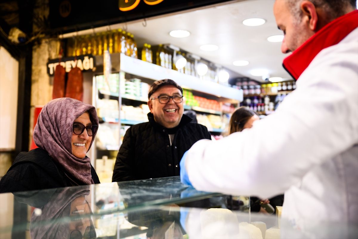 Eminönü ve Mısır Çarşısı'nda bayram alışverişi yoğunluğu