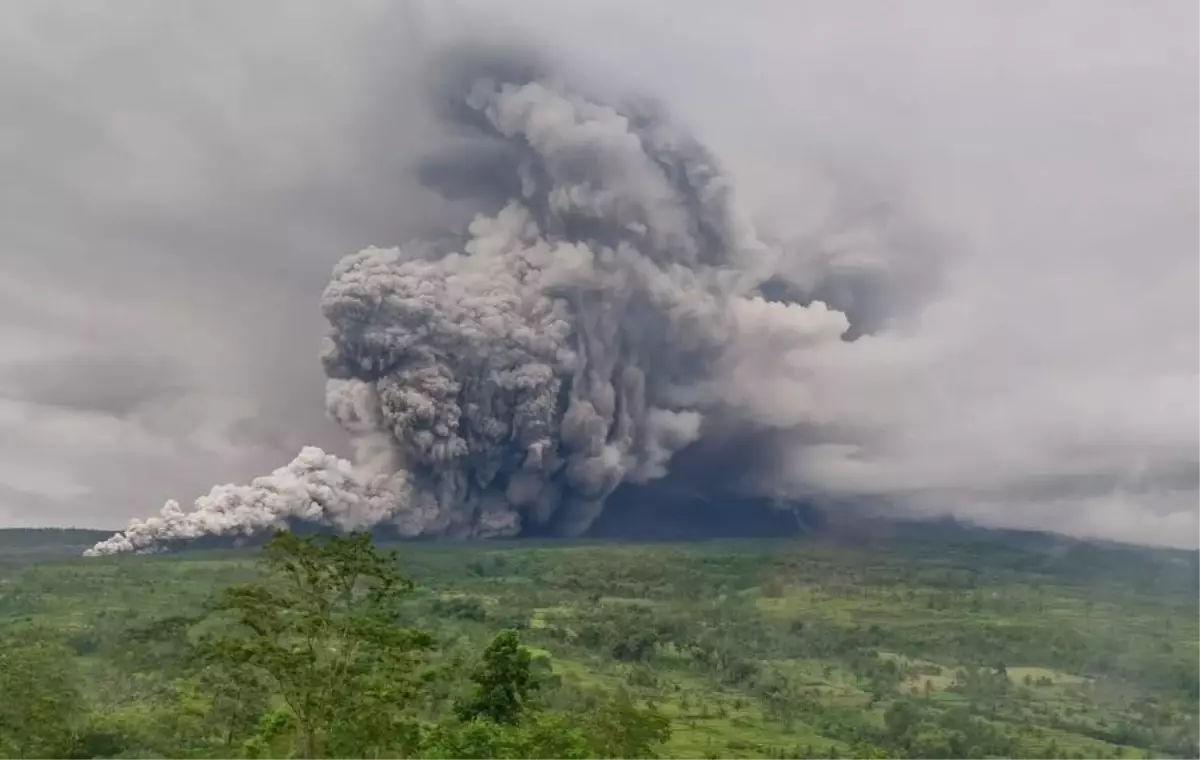 Endonezya'daki Semeru Yanardağı'nda 5 kez patlama meydana geldi