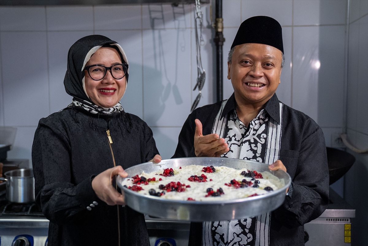 Endonezya'nın Ankara Büyükelçisi, iftar sofralarını süsleyen 'güllaç'ı ve ülkesinin 'kolak' tatlısını hazırladı