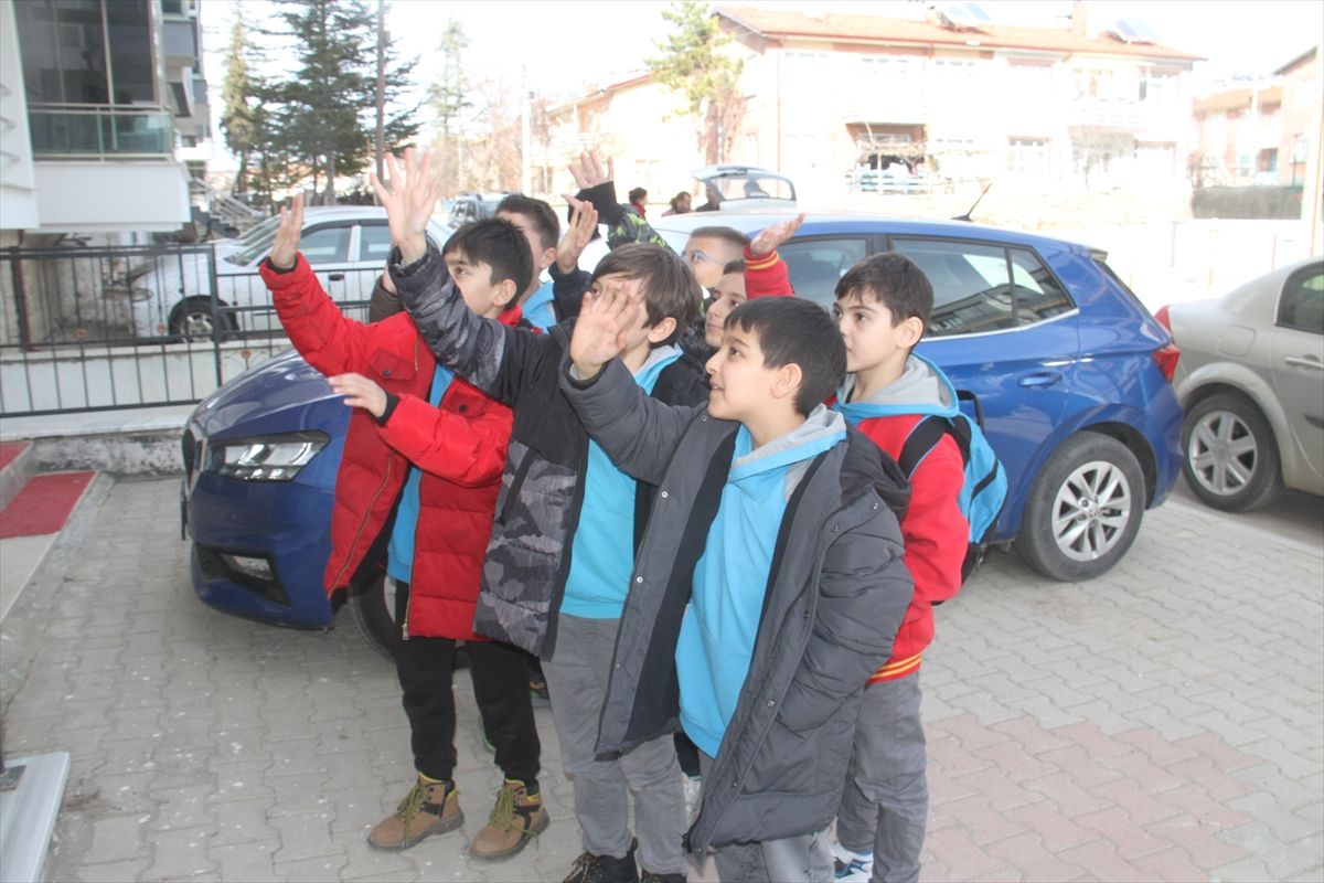 Engellinin akülü araç hayalini ilkokul öğrencilerinden oluşan "iyilik timi" gerçekleştirdi