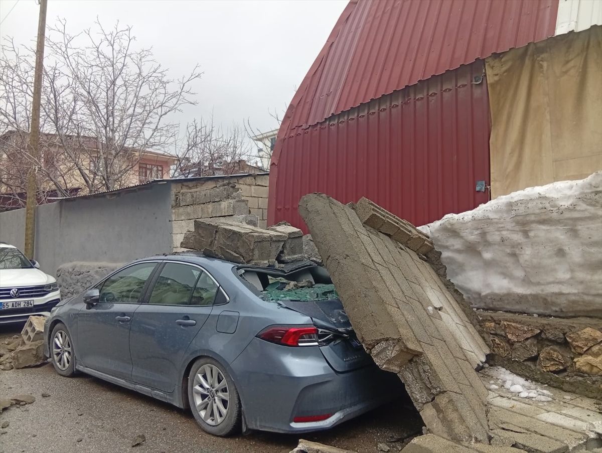 Erciş'te istinat duvarının yıkılması sonucu park halindeki otomobilde hasar oluştu