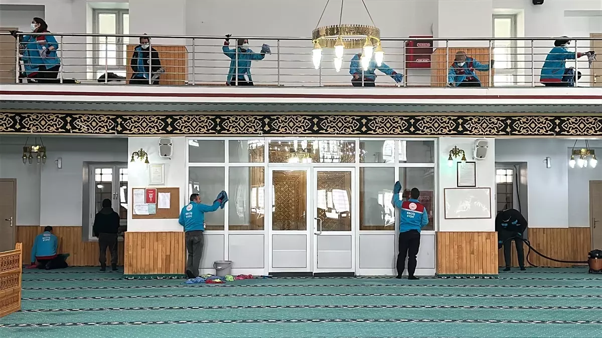 Erciş'te ramazan öncesi camilerde temizlik çalışması yapıldı