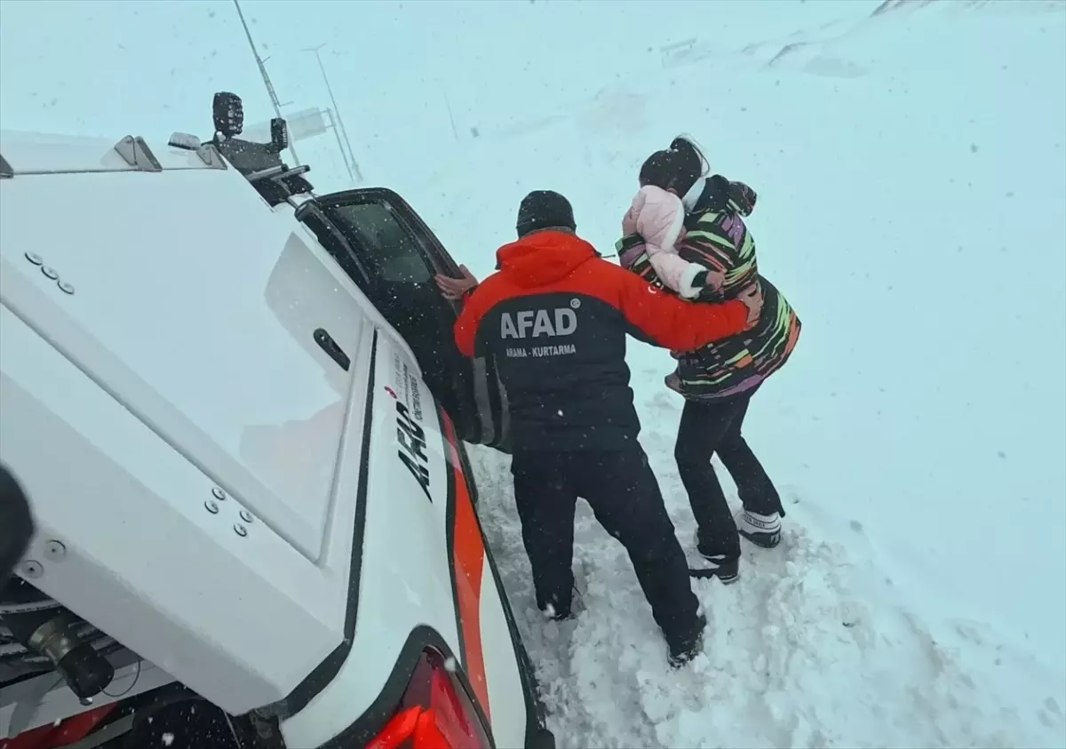 Erciyes'te mahsur kalan 12 kişiyi AFAD kurtardı