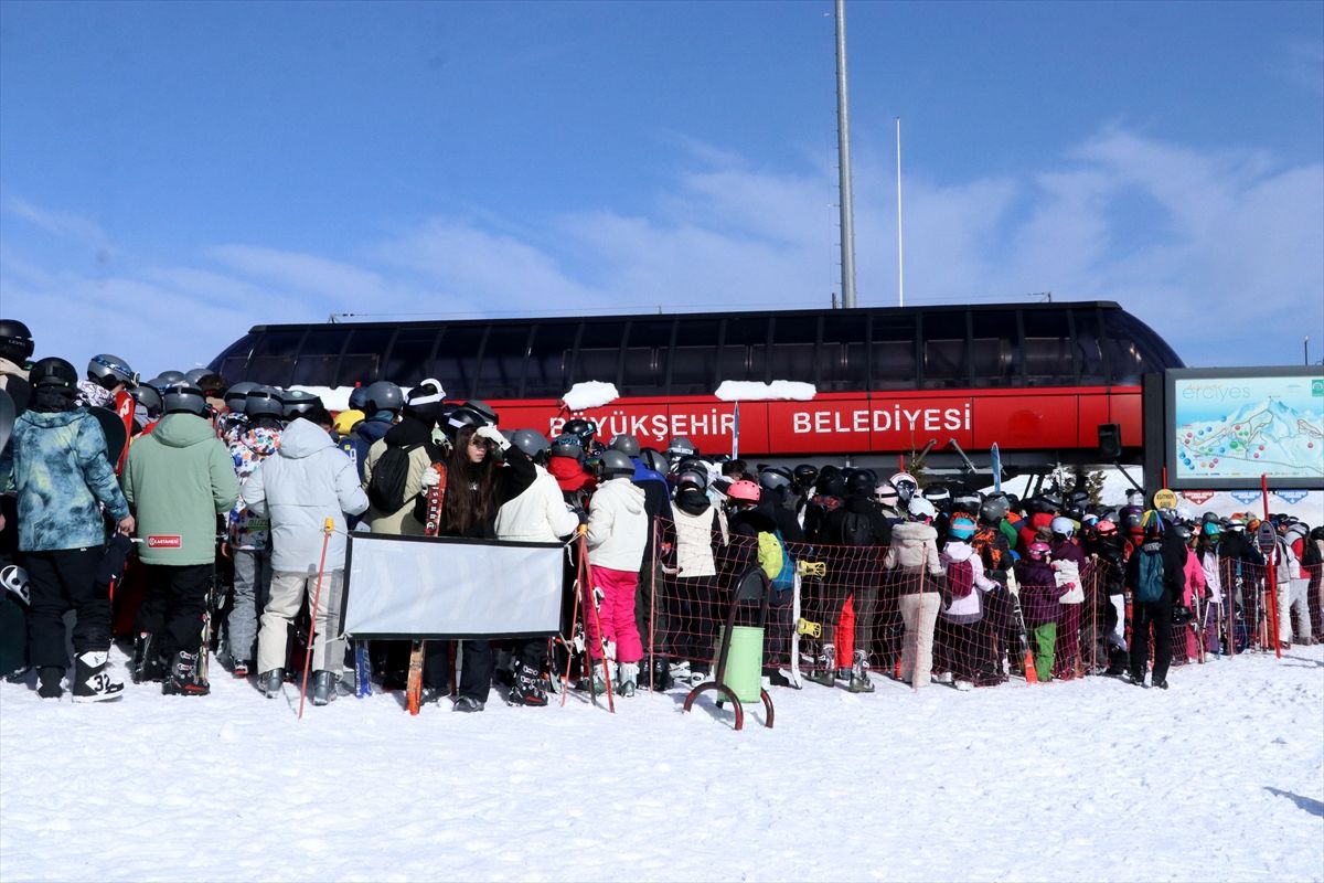 Erciyes'te pistler kayakseverlerle doldu