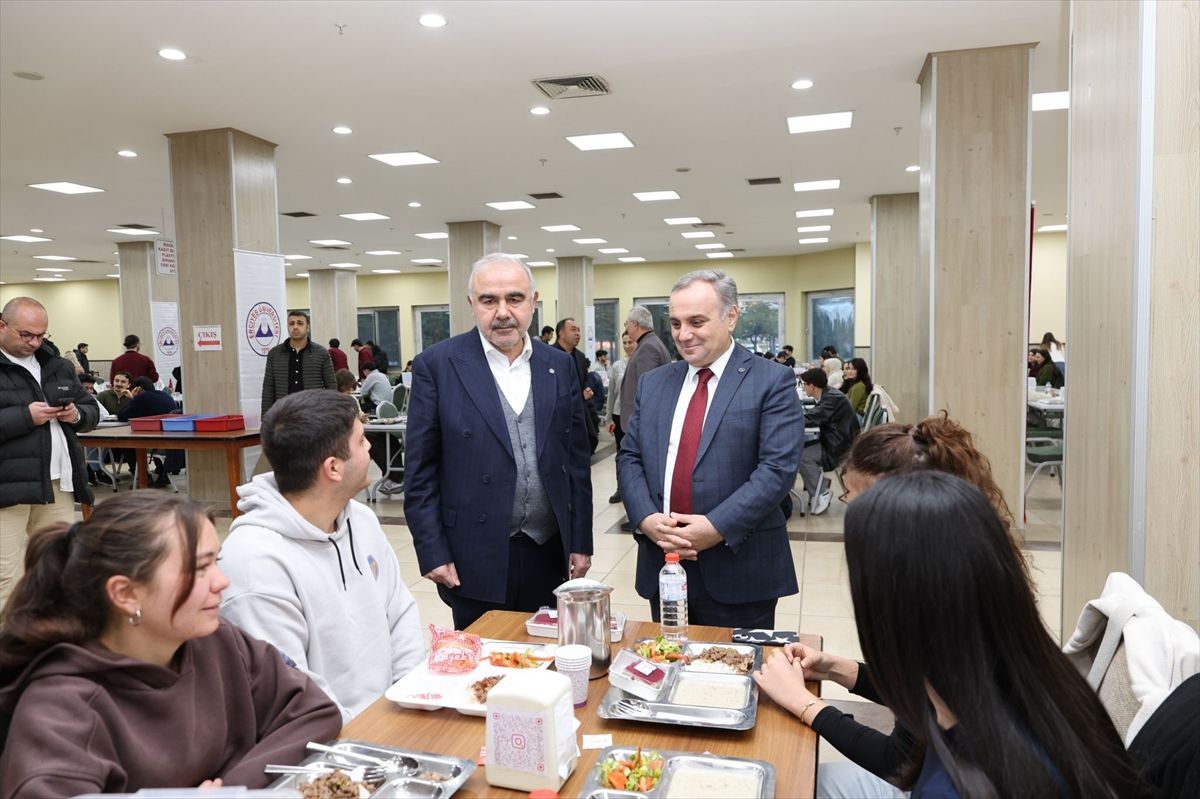 Erciyes Üniversitesi Rektörü Altun öğrencilerle iftarda buluştu
