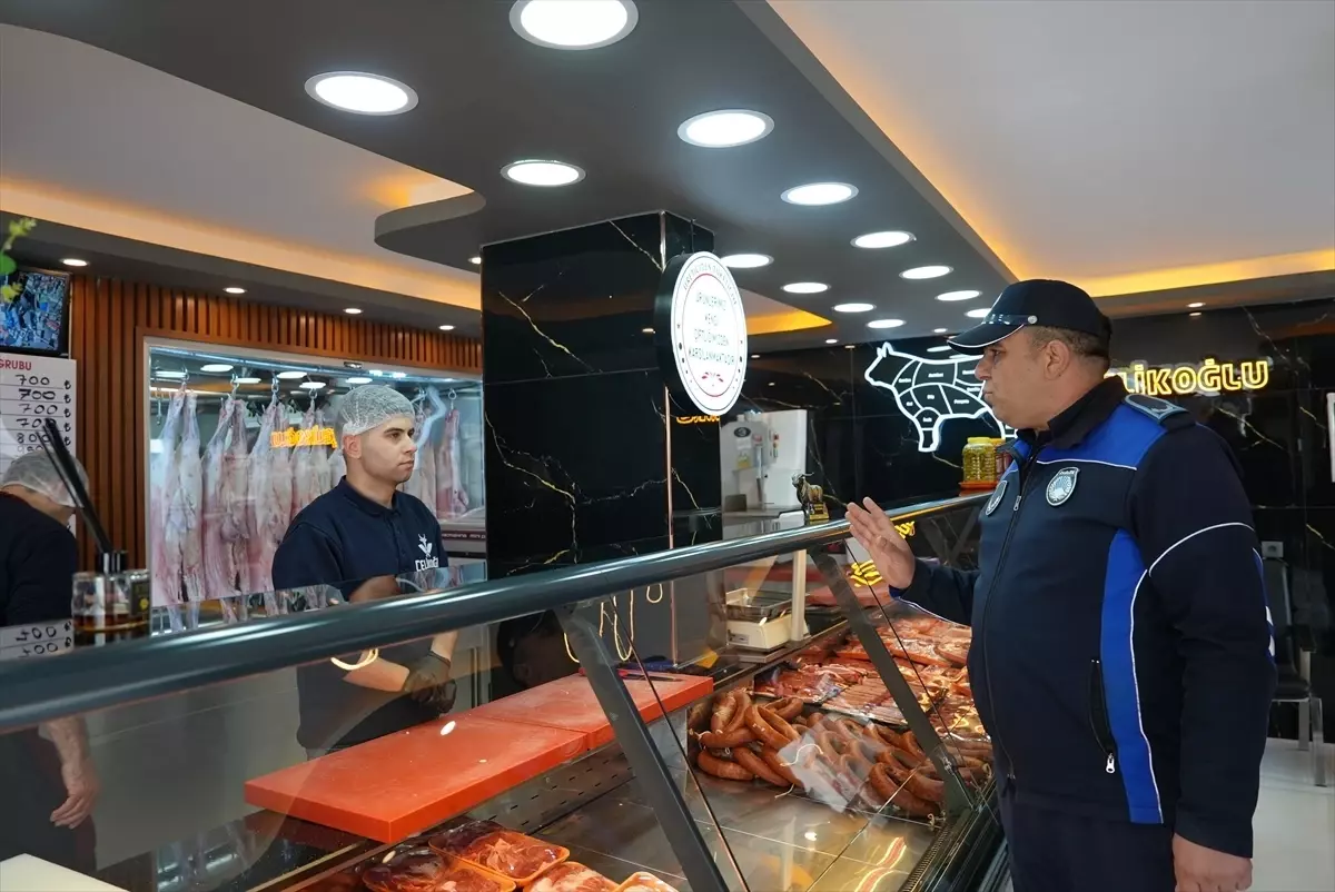 Erdemli ilçesinde zabıta ekipleri gıda ürünü satan işletmeleri denetledi