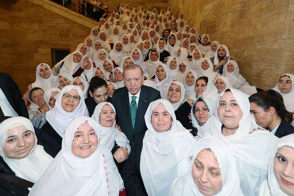 Erdoğan, Belediye Başkanı Güneş ile beraberindeki kadınlarla hatıra fotoğrafı çektirdi