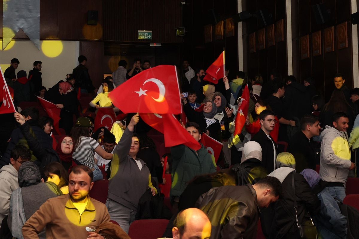 ERÜ Rektörü Altun, milli maç heyecanını öğrencilerle yaşadı
