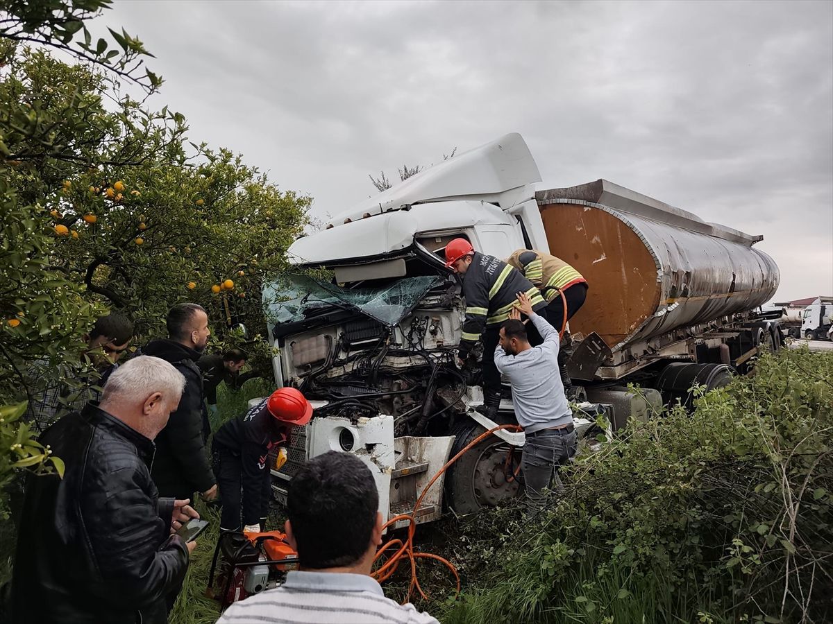 Erzin ilçesinde tırla çarpışan tankerdeki 2 kişi yaralandı
