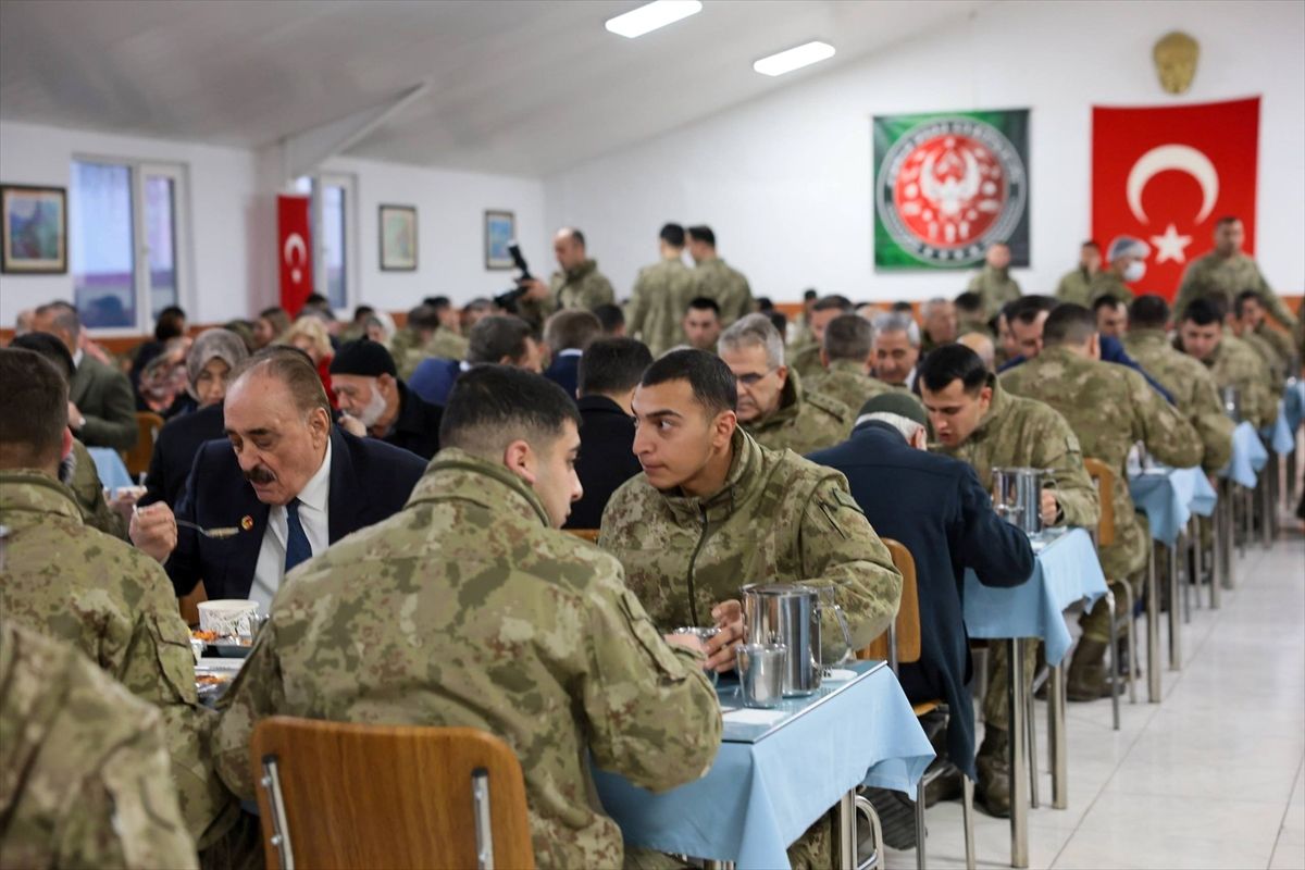 Erzincan'da Mehmetçik ile gaziler iftar sofrasında bir araya geldi