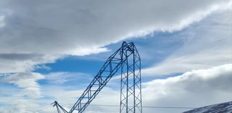 Erzincan'da şiddetli rüzgar nedeniyle bazı evlerin çatıları ile elektrik ve telefon direkleri zarar gördü