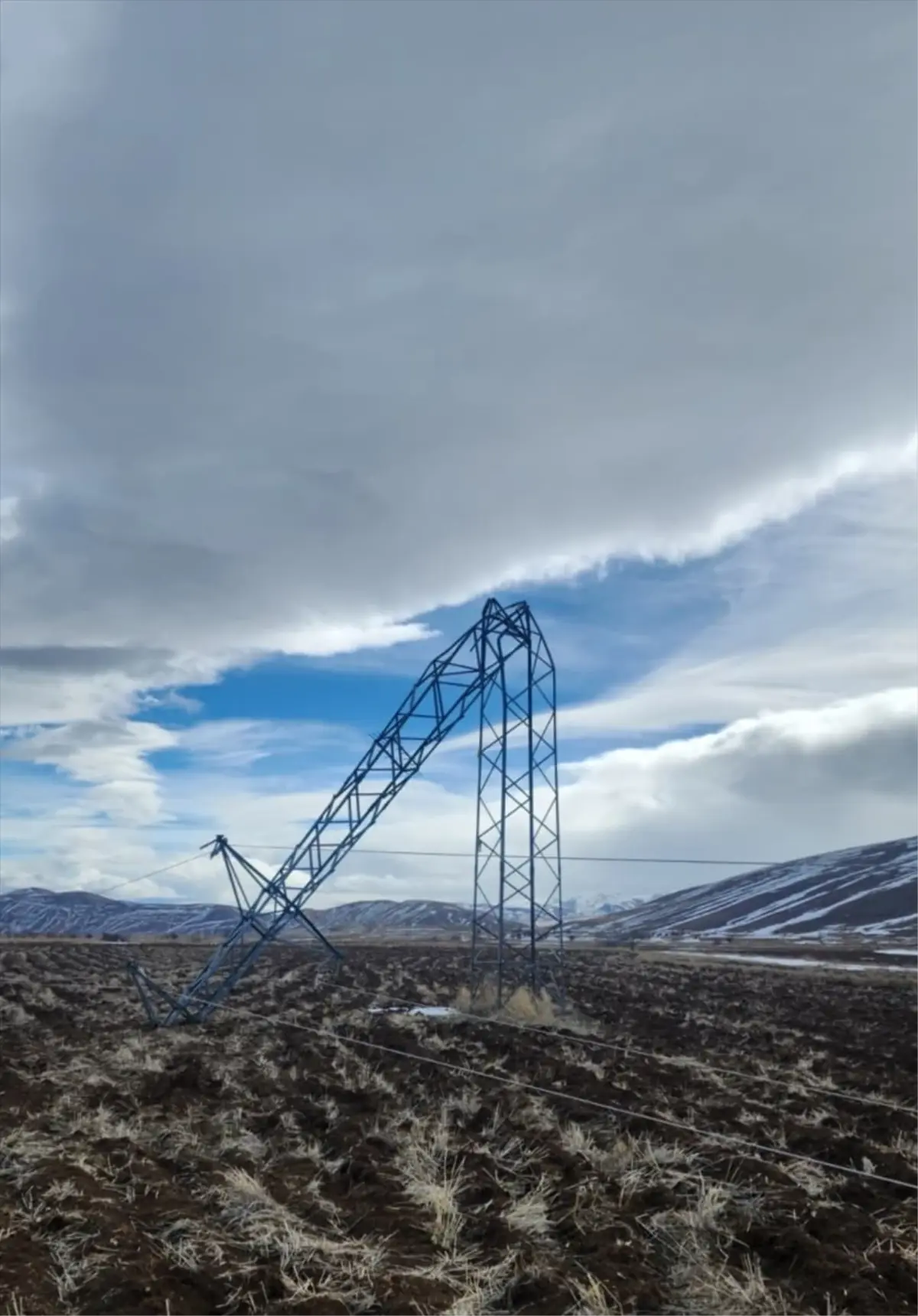 Erzincan'da şiddetli rüzgar nedeniyle bazı evlerin çatıları ile elektrik ve telefon direkleri zarar gördü