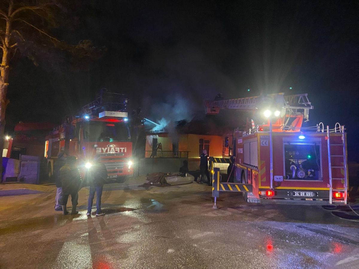 Erzincan'da yangın çıkan tek katlı ev kullanılamaz hale geldi