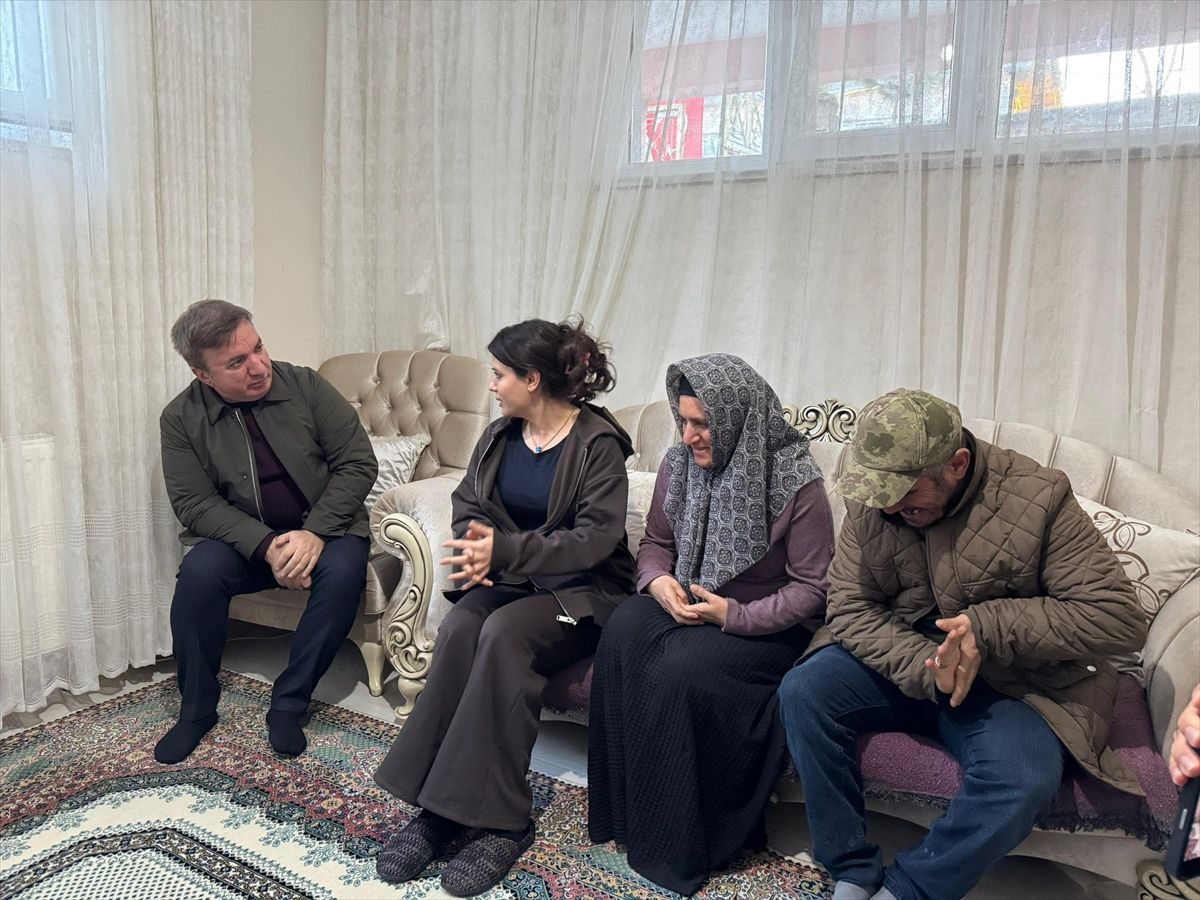 Erzincan Valisi Aydoğdu, engelli ablasına ve ağabeyine bakan Çilem'in hikayesini paylaştı