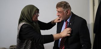 Erzincanlı zihinsel engelli 26 yıldır takım elbise giymeden dışarı çıkmıyor
