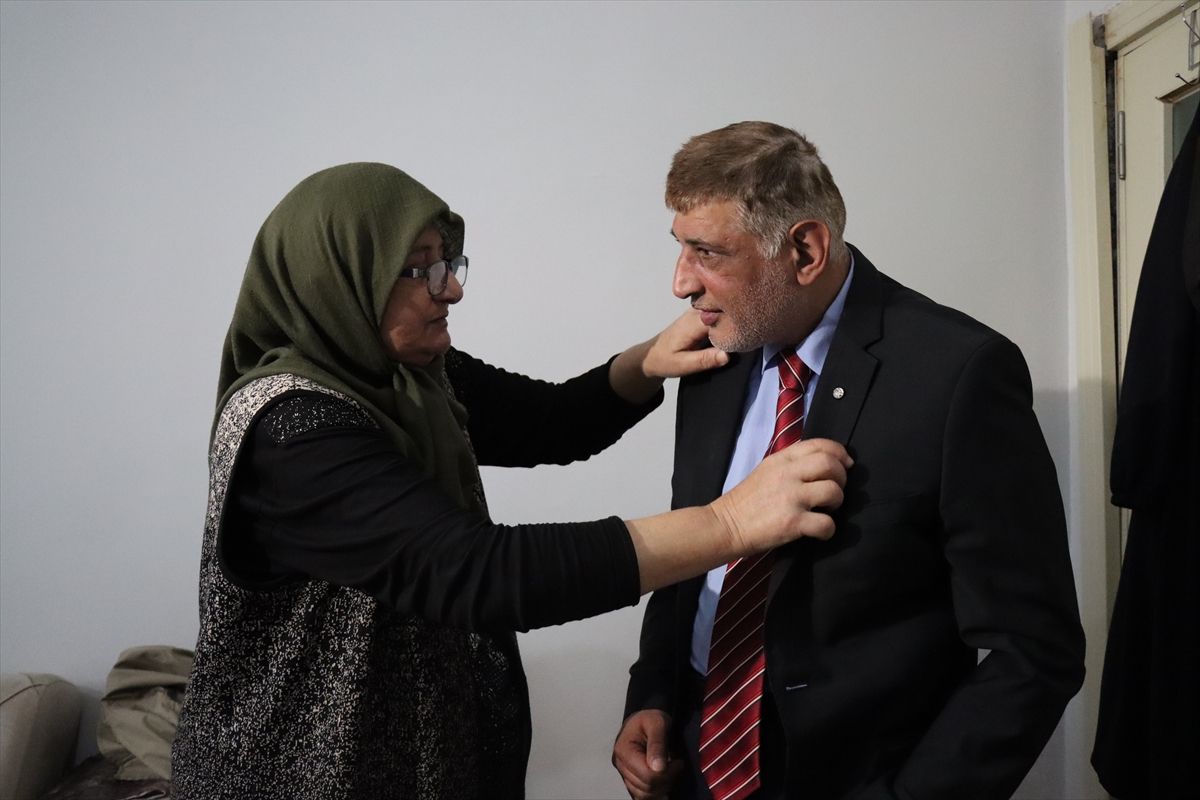 Erzincanlı zihinsel engelli 26 yıldır takım elbise giymeden dışarı çıkmıyor