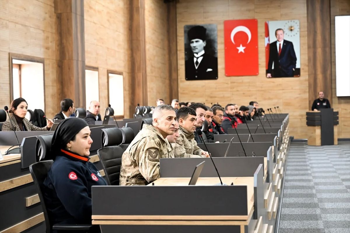 Erzurum, Ardahan ve Kars'ta kardan kapanan yolların açılması için çalışmalar sürüyor