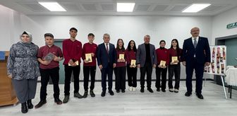 Erzurum Cumhuriyet Anadolu Lisesi kütüphanesine 182 kitap kazandırıldı