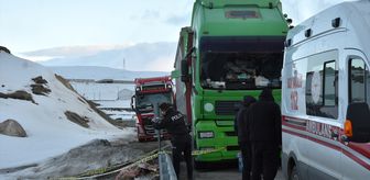 Erzurum'da arızalanan tırın yanında sürücüsü ölü bulundu