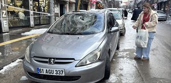 Erzurum'da çok sayıda araç çatıdan düşen kar ve buz kütleleriyle hasar gördü
