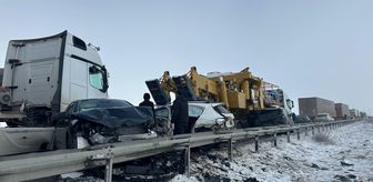 Erzurum'da çok sayıda aracın karıştığı zincirleme trafik kazası meydana geldi