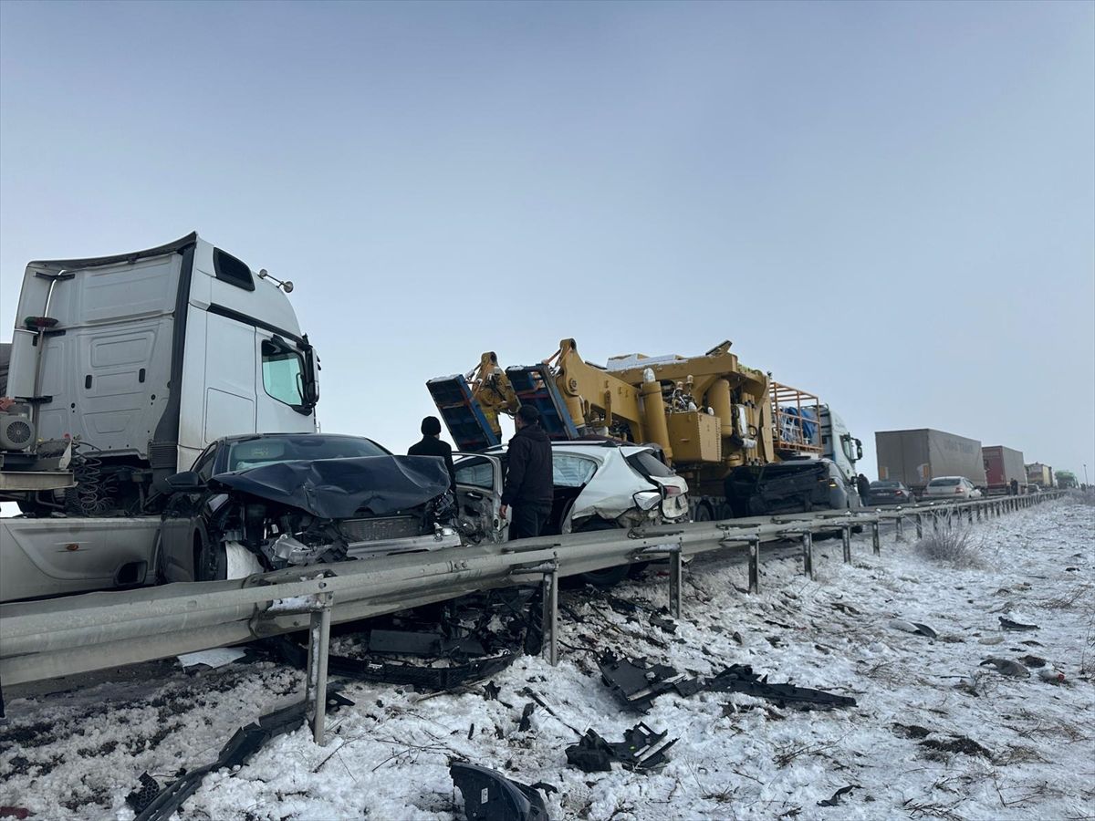 Erzurum'da çok sayıda aracın karıştığı zincirleme trafik kazası meydana geldi