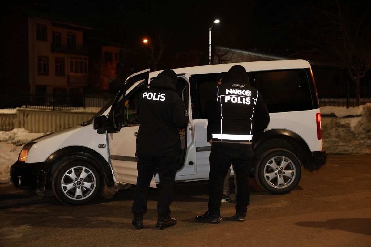 Erzurum'da hassas burunlu köpeklerin desteğiyle narkotik uygulama yapıldı