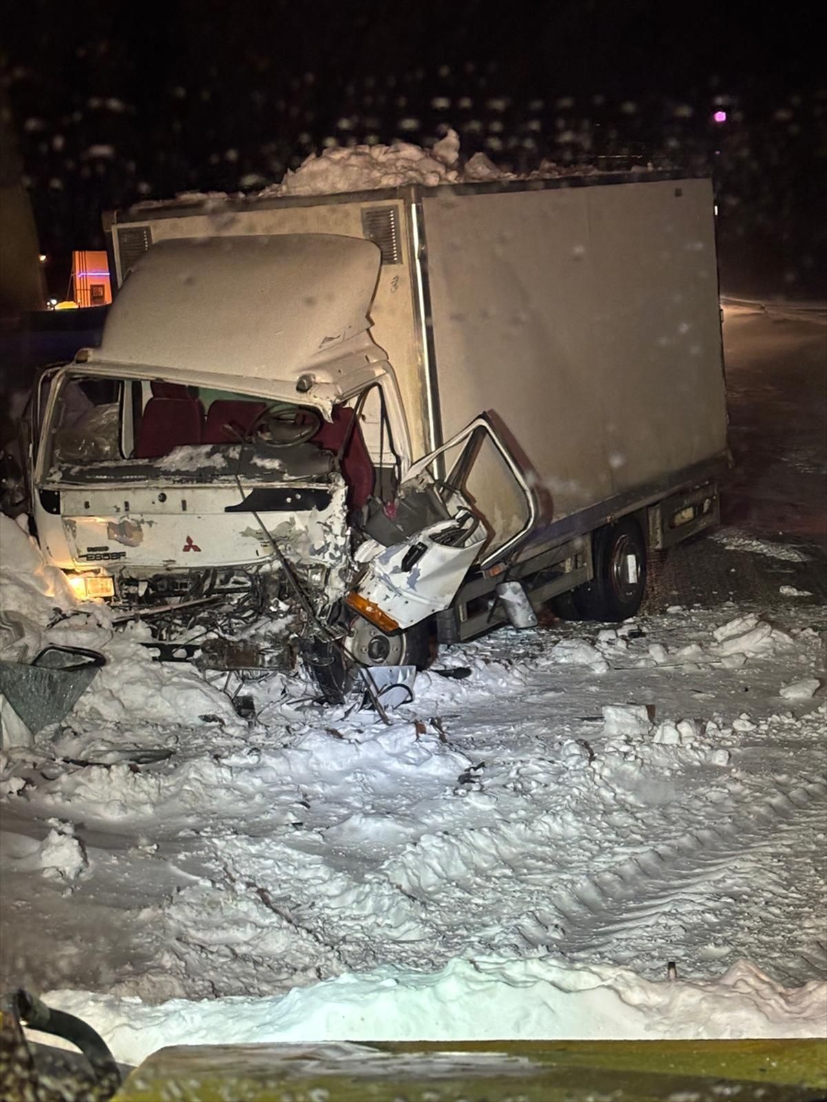 Erzurum'da iki kamyonetin çarpıştığı kazada sürücülerden 1'i öldü, diğeri yaralandı