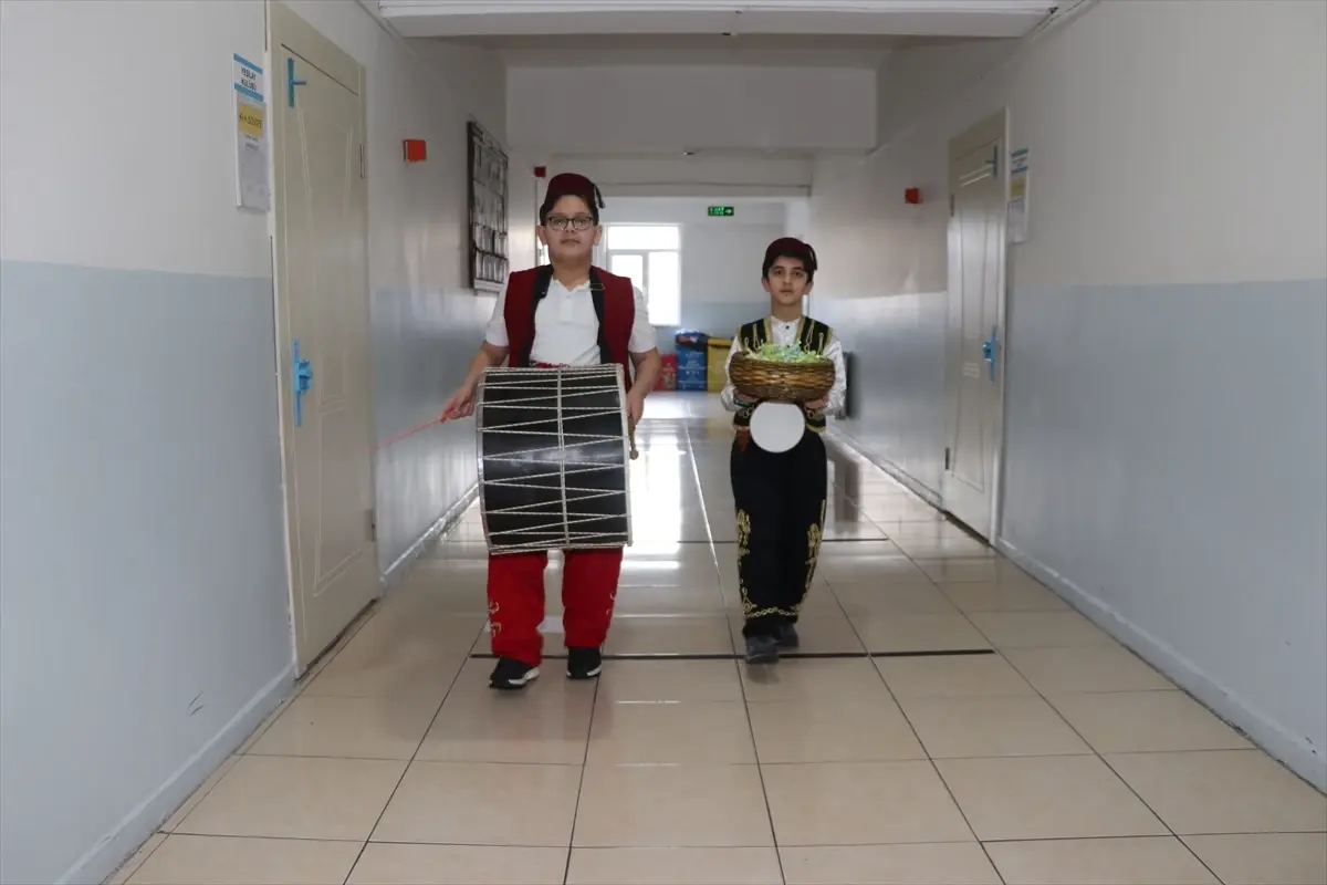 Erzurum'da ilkokul öğrencileri ramazanı davul ve manilerle karşıladı