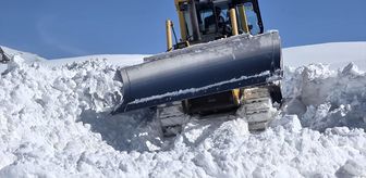 Erzurum'da kar kalınlığı yer yer 2 metreyi bulan mezra ekiplerin çalışmasıyla ulaşıma açıldı
