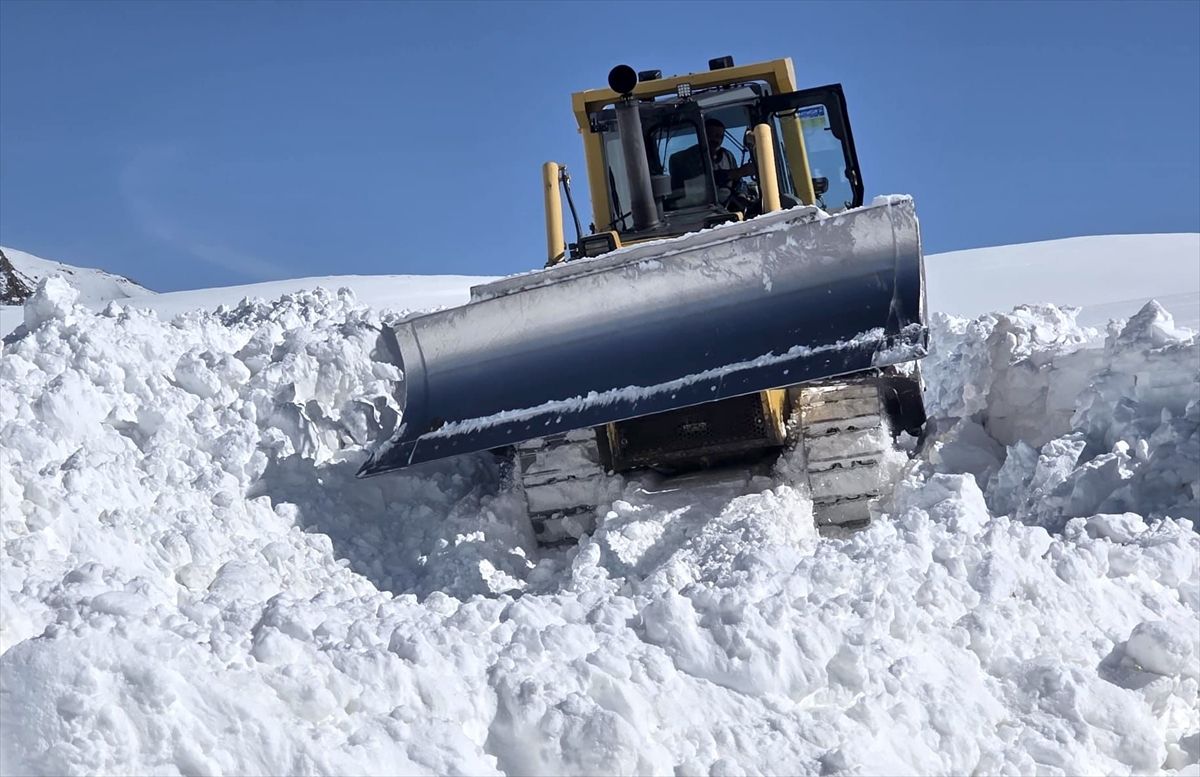 Erzurum'da kar kalınlığı yer yer 2 metreyi bulan mezra ekiplerin çalışmasıyla ulaşıma açıldı