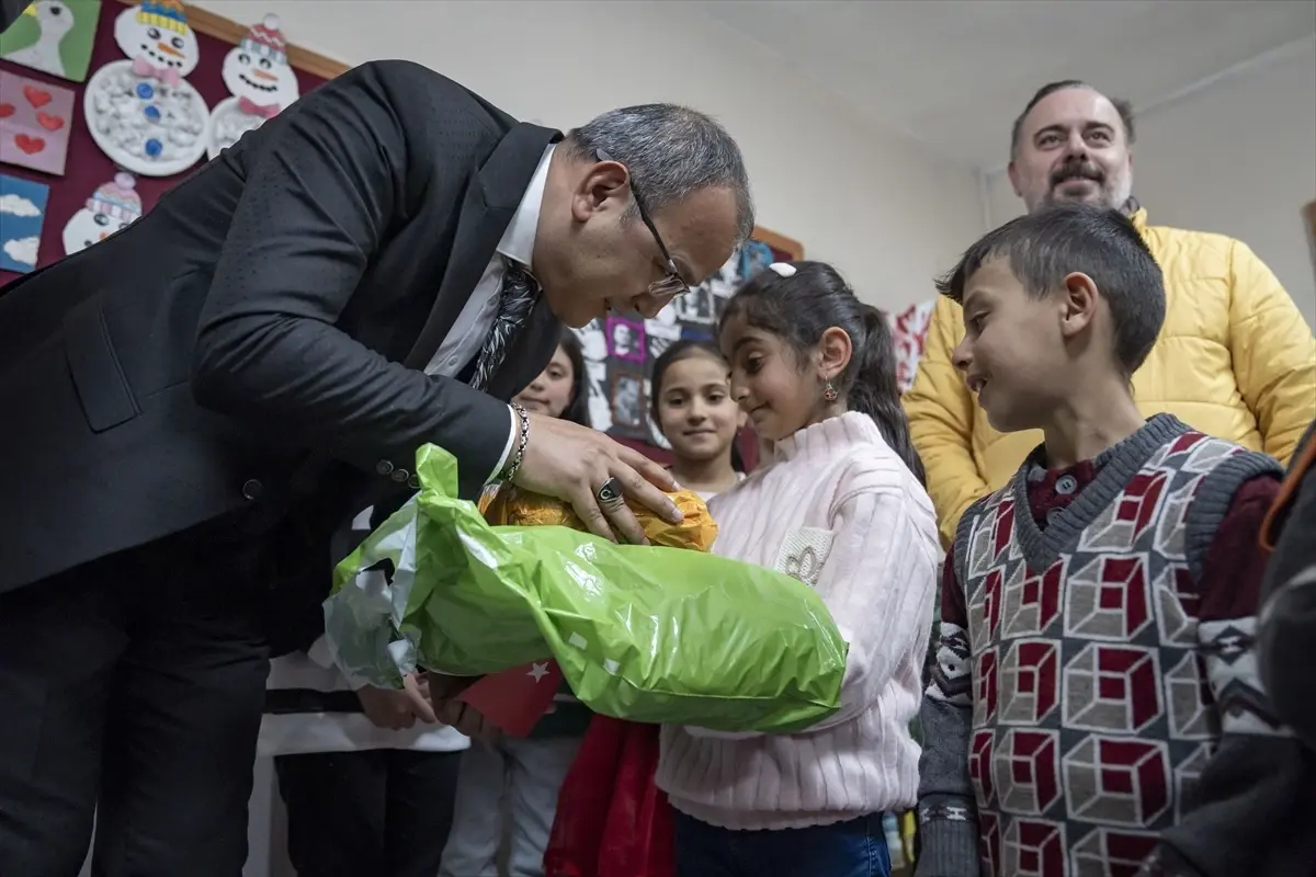 Erzurum'da off-road ekipleri karlı dağları aşıp öğrencilere hediye götürdü