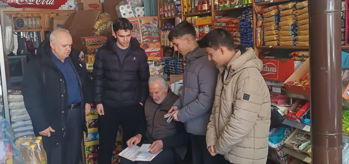 Erzurum'da öğrenciler harçlıklarıyla veresiye defterindeki borcu ödedi